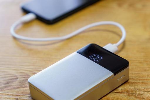満充電のモバイルバッテリーとスマホ 満充電のモバイルバッテリーとスマホ モバイルバッテリー,ポータブル充電器,スマホの写真素材