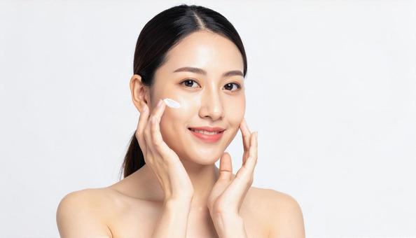 肌にクリームを塗る若い女性 肌にクリームを塗る若い女性の写真