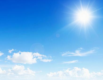 日差しがまぶしい青空1の写真