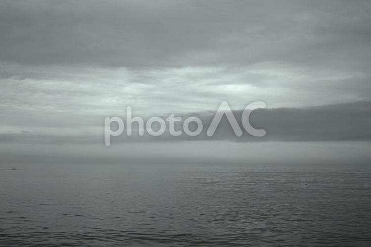 函館大森浜 海,空,曇りの写真素材