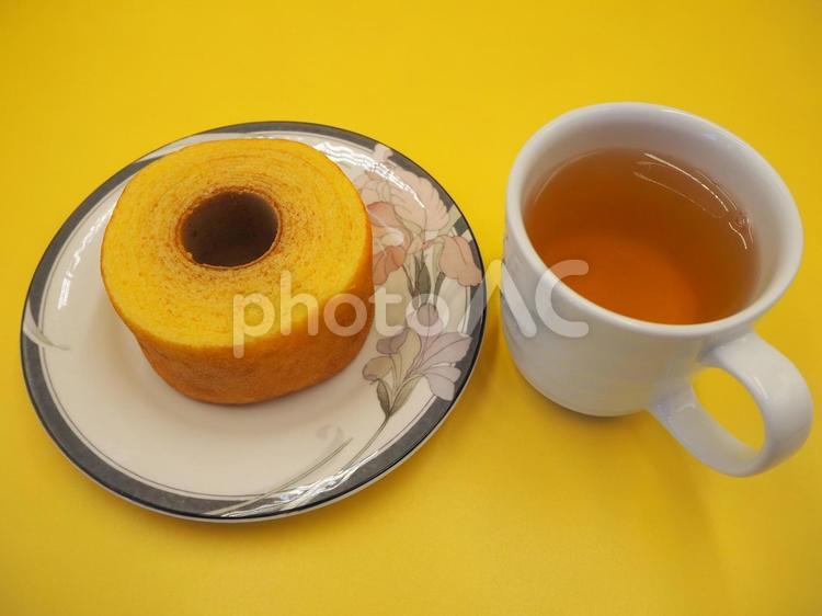 極厚バウムクーヘン＆紅茶・お家でおやつ 極厚バウムクーヘン,お家でおやつ,厚切りケーキの写真素材