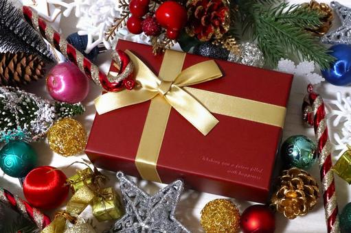 クリスマスオーナメントとプレゼントの背景 クリスマスオーナメントとプレゼントの背景 クリスマス,プレゼント,オーナメントの写真素材