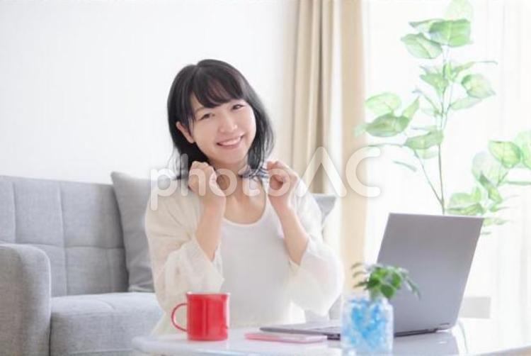 パソコン操作をする若い女性のイメージ youtube,女性,パソコンの写真素材