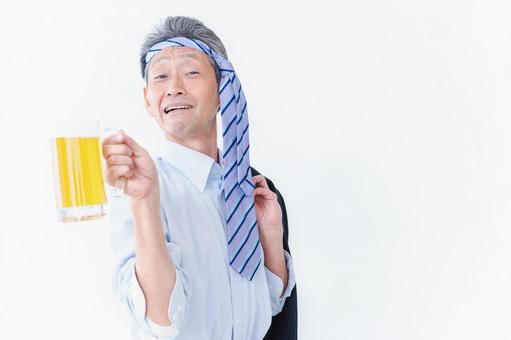 酔っ払いすぎた高齢男性 酔っ払いすぎた高齢男性 仕事帰り,宅飲み,酔ったの写真素材