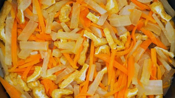 自家製・大根と人参の炊き込みご飯（接写） 大根と人参の炊き込みごはん,自家製,炊き上がりの写真素材