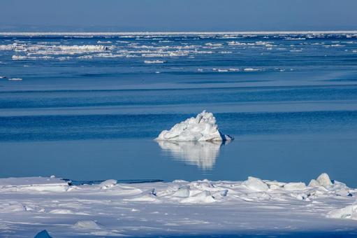 海を流れる流氷 海を流れる流氷 流氷,氷塊,氷の写真素材