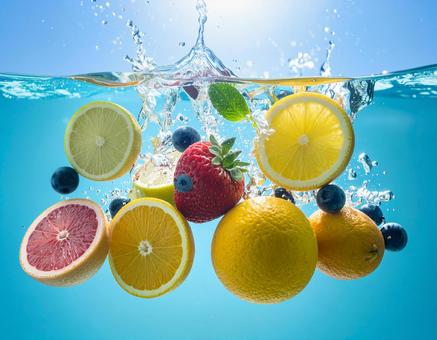 水の中のフルーツ 水の中のフルーツの写真