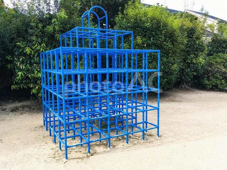 子供の遊具 シンプルなジャングルジムのある公園のイメージ 遊具,ジャングルジム,公園の写真素材