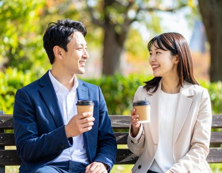 ビジネスの合間にベンチでほっと一息休憩 ビジネスの合間にベンチでほっと一息休憩の写真