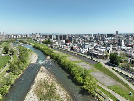 札幌・豊平川の広がる水辺景観ドローン 札幌,豊平川,北海道の写真素材