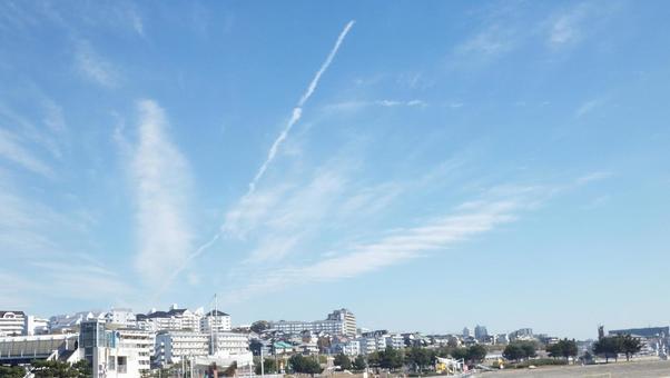すじ雲と飛行機雲 雲,空,すじ雲の写真素材