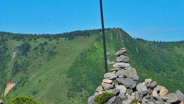 毛無山から見る破風岳 毛無山から見る破風岳の写真