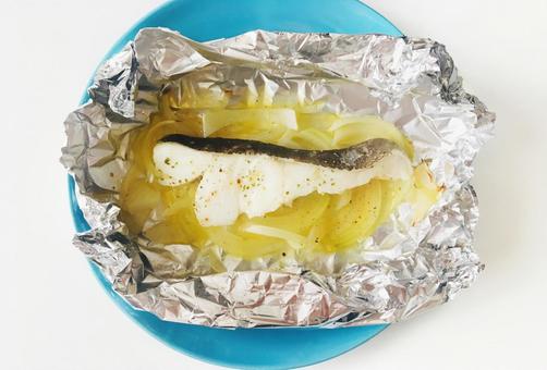 白いテーブルの上に乗ったタラのホイル焼き タラのホイル焼き,ホイル焼き,鱈の写真素材