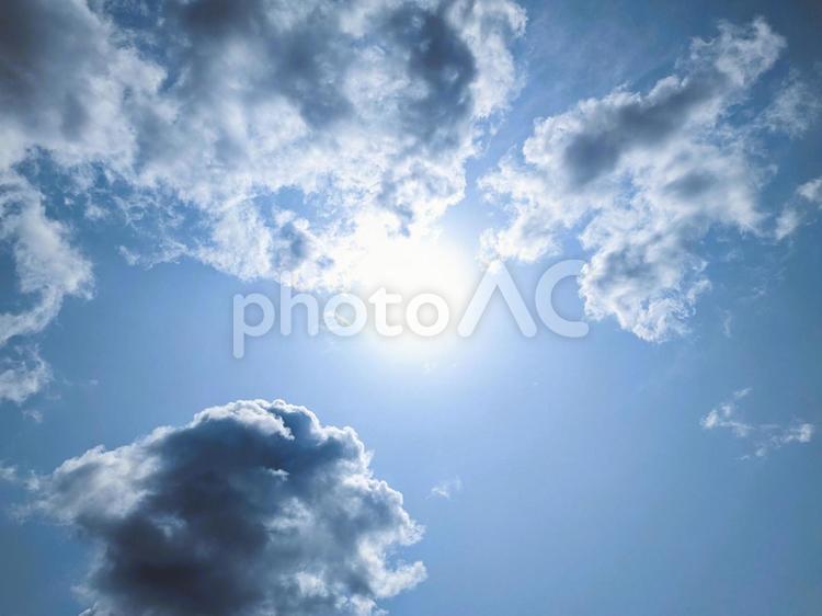 青い空と白い雲と太陽の風景 太陽,青空,白い雲の写真素材