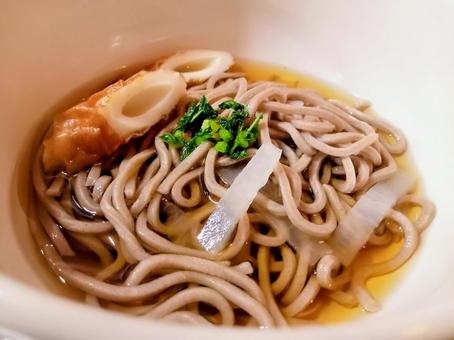温かいそば（ちくわ、大根、大根菜） 蕎麦,温かいご飯,自炊の写真素材