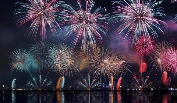 鮮やかな湖上打ち上げ花火/松江水郷祭 打ち上げ花火,花火,夏の写真素材