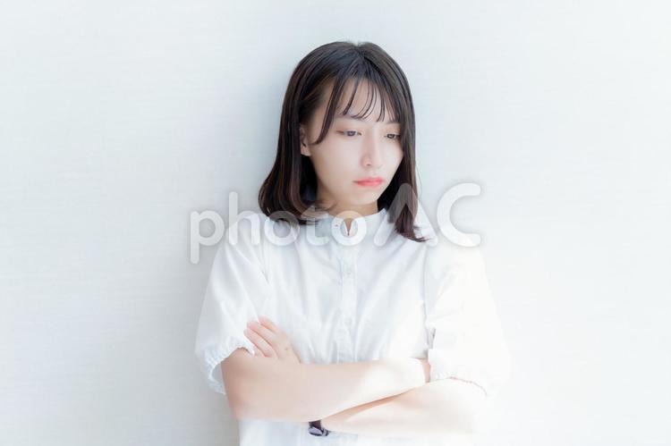 腕を組んで何かを考える女性 女性,考える,悩むの写真素材