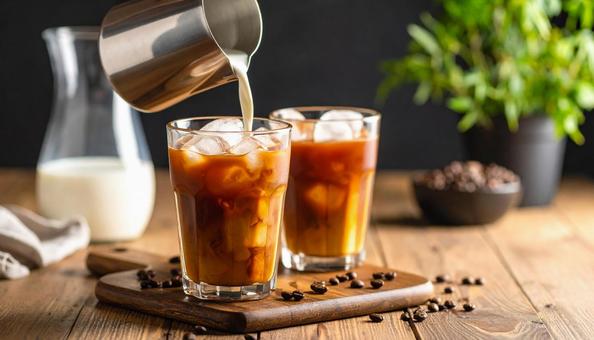 アイスコーヒーにミルクを注ぐ アイスコーヒーにミルクを注ぐの写真