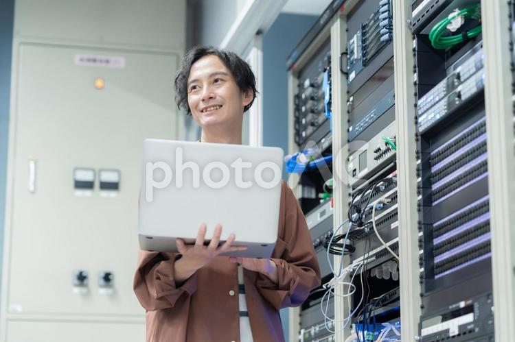 サーバーをメンテナンスするエンジニア エンジニア,サーバールーム,メンテナンスの写真素材