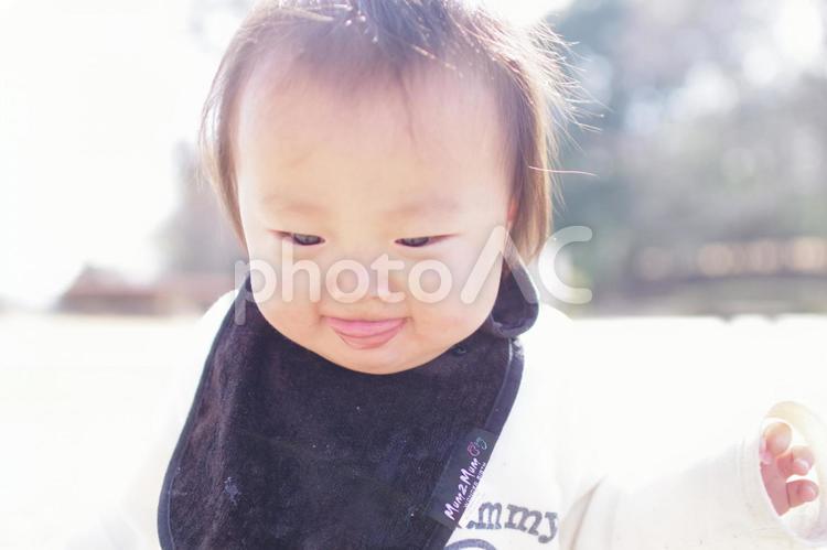 よちよち 子供,1歳,男の子の写真素材