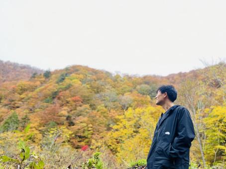 紅葉　山　男性 横顔,秋,11月の写真素材