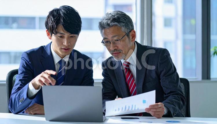 データと資料を確認するビジネスマン ビジネスマン,男性,上司の写真素材