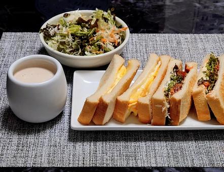 ホットサンドの朝ごはん たまごサンド,パン,ハンバーグサンドの写真素材