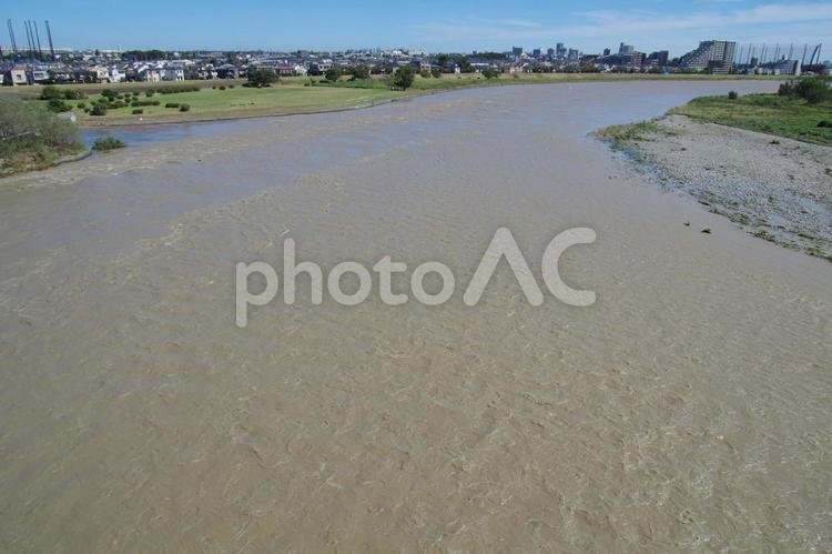 増水した多摩川（稲城大橋から下流を見下ろす） 増水,水位上昇,台風の写真素材