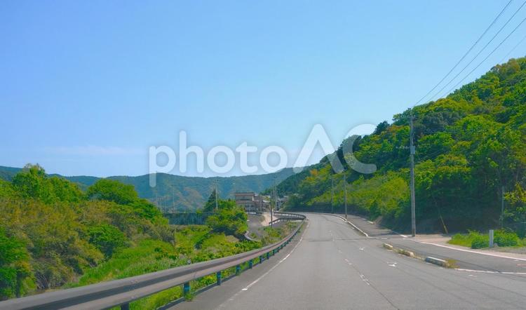新緑の田舎道 車,車窓,道路の写真素材