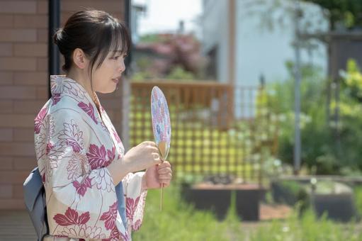 辛そうな浴衣女性 辛そうな浴衣女性 熱中症,暑さ,日差しの写真素材