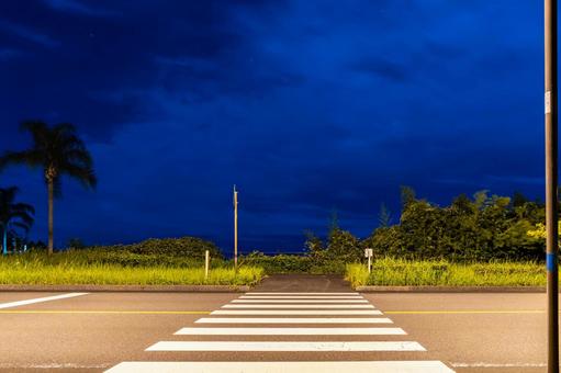 深夜の横断歩道 深夜の横断歩道 横断歩道,星,星空の写真素材