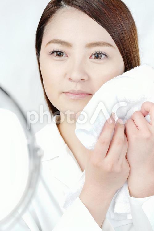 鏡の前でタオルで顔をふく日本人女性2 女性,洗顔,タオルの写真素材
