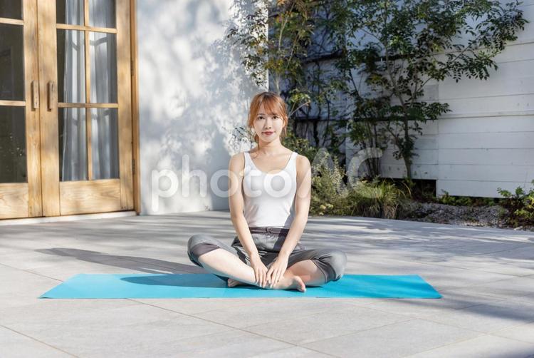 おこもり美容　ヨガ 女性,人物,テラスの写真素材