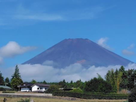 富士山と青空と雲の田舎風景 富士山と青空と雲の田舎風景 山,山並み,富士山の写真素材