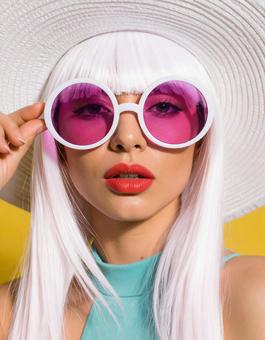 ビッグフレームサングラスの女性 ビッグフレームサングラスの女性の写真