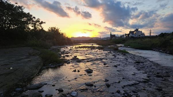 小川の鮮やかな夕焼け 夕焼け,都会の自然,美しい自然の写真素材