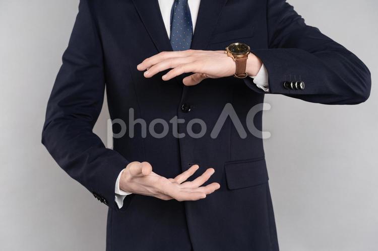 両手でポーズをするサラリーマンの手元 ポーズ,ジェスチャー,支えるの写真素材