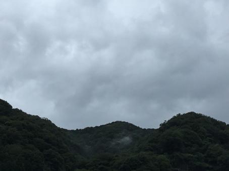 曇り空と山 曇り空と山の写真