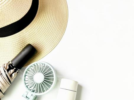 夏_帽子_日傘_扇風機_水筒 夏_帽子_日傘_扇風機_水筒 夏,暑い,熱中症の写真素材