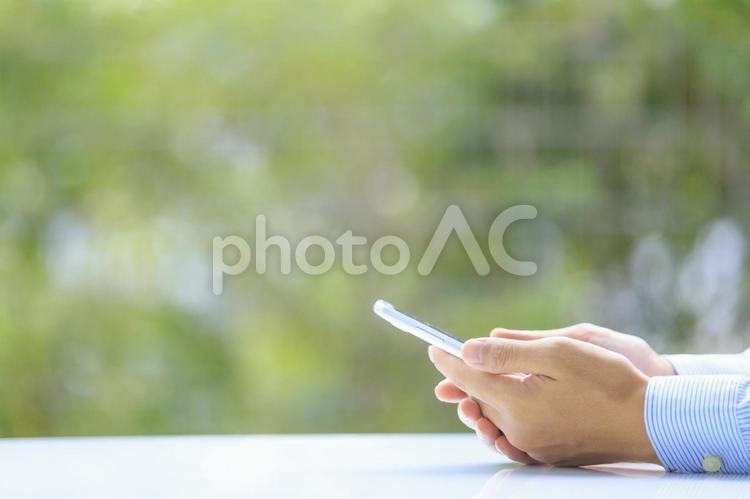 スマートフォンと男性の手元 ビジネス,スマホ,スマートフォンの写真素材