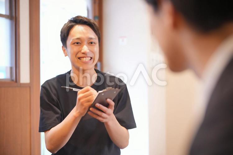 注文を取る男性（横） 男性,大学生,バイトの写真素材