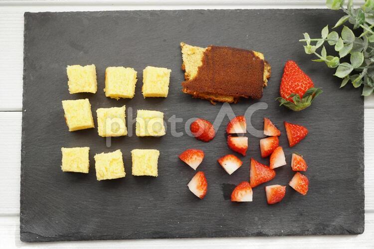 カステラといちごでパフェ作り カステラ,パフェ,お菓子作りの写真素材