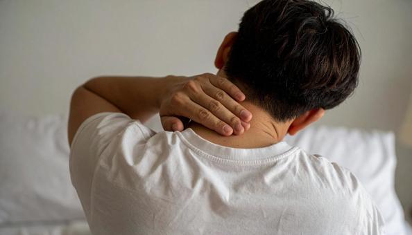 寝違えて首痛に苦しむ男性 寝違えて首痛に苦しむ男性の写真