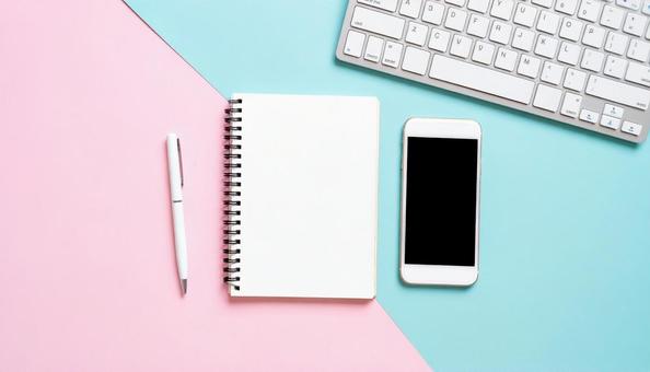 PC、スマホ、白紙のノート PC、スマホ、白紙のノートの写真