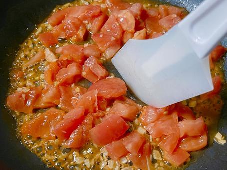 トマトを炒める の写真