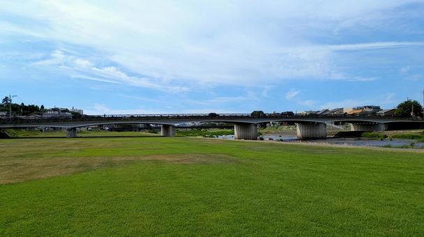 金沢を流れる犀川の河川敷 金沢を流れる犀川の河川敷 犀川,金沢,緑地の写真素材