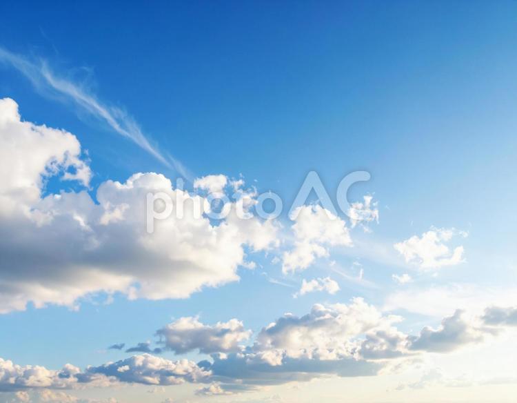 よく晴れた青空と白い雲 空,青空,明るいの写真素材