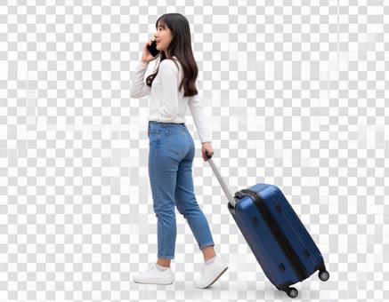 スマートフォンで通話する女性の透過画像の写真