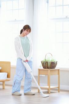 窓際を掃除機で掃除する女性 女性,掃除機,掃除の写真素材