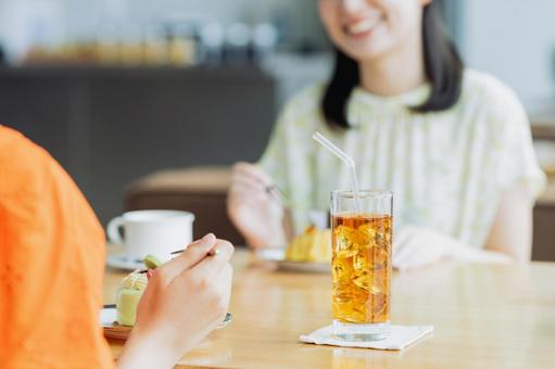 カフェでくつろぐ若い女性 カフェでくつろぐ若い女性 カフェ,飲食店,女性の写真素材